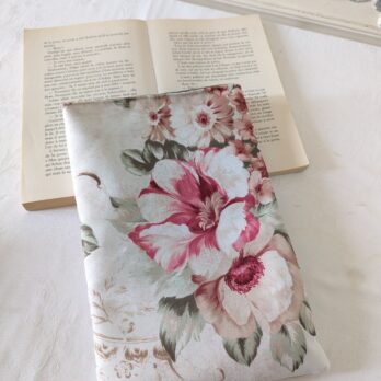 Housse ,protège livre format broché ,des pivoines