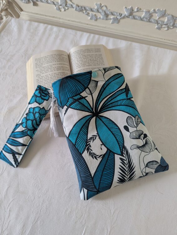 Protège livre format poche ,  des feuilles turquoises