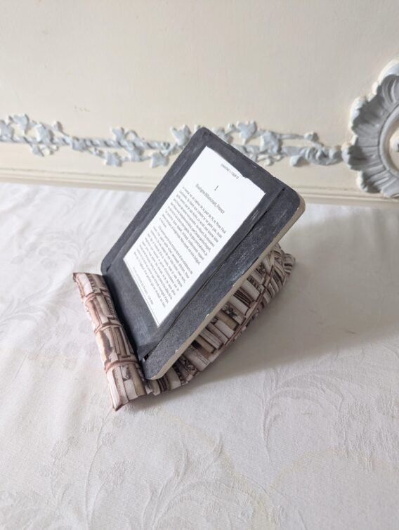 Support livre/ liseuse  de forme berlingot, des livres – Image 2