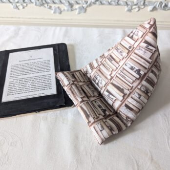 Support livre/ liseuse  de forme berlingot, des livres