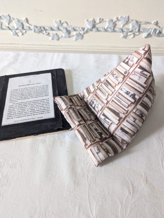 Support livre/ liseuse  de forme berlingot, des livres