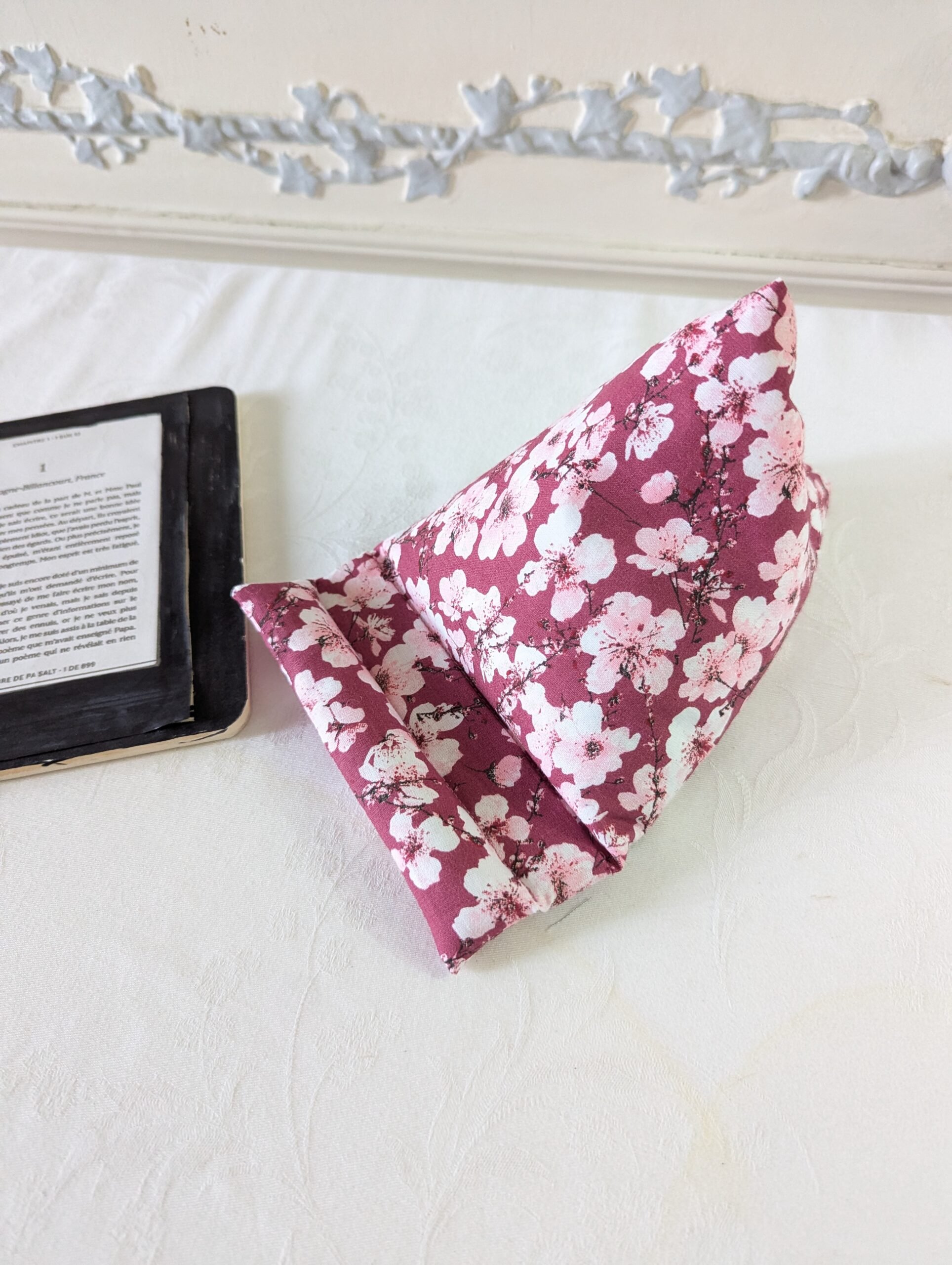 Support livre/ liseuse de forme berlingot, des fleurs de cerisiers
