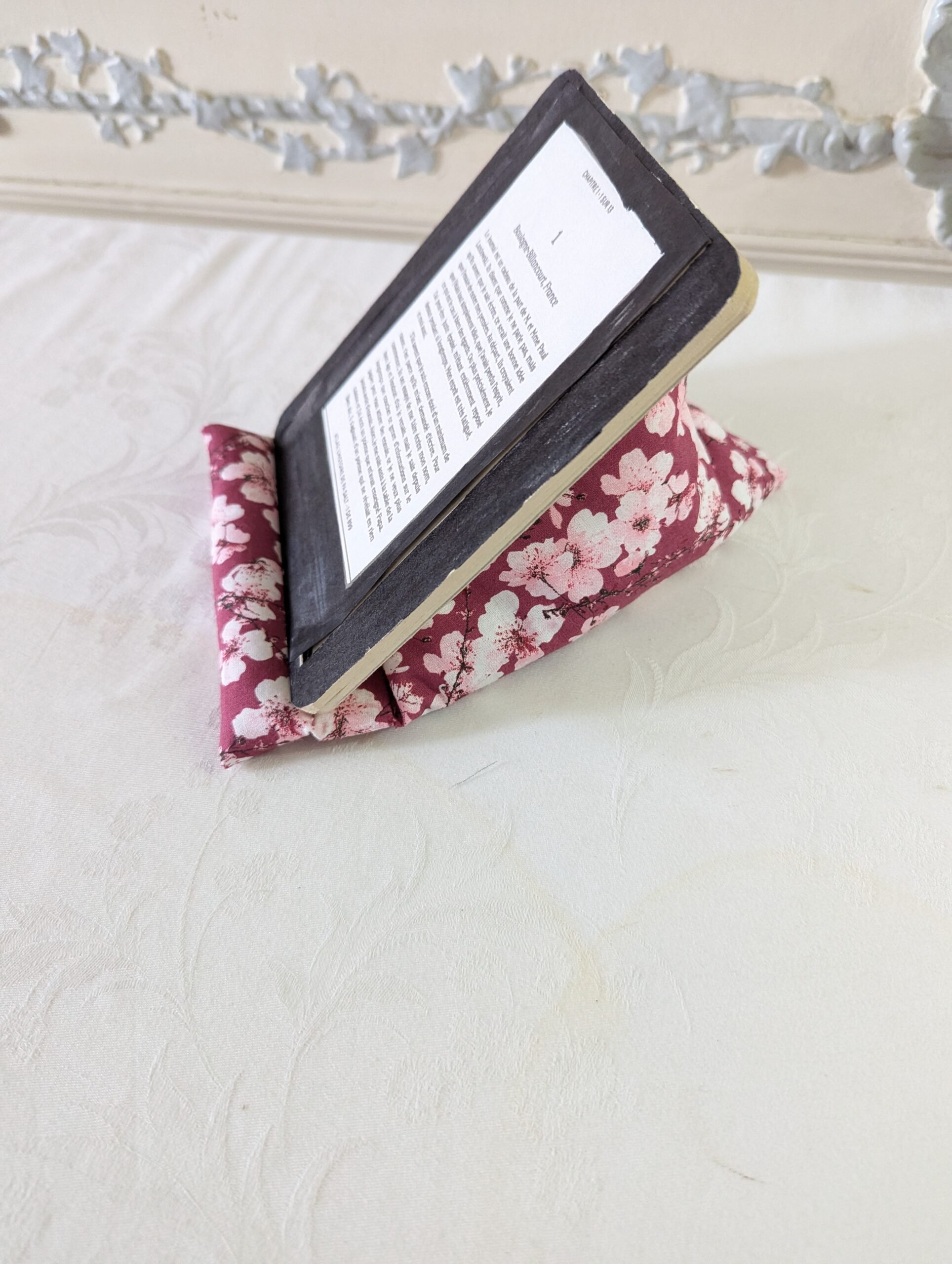 Support livre/ liseuse de forme berlingot, des fleurs de cerisiers – Image 2