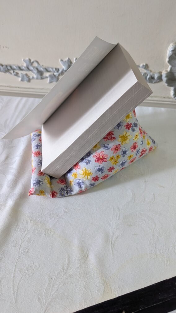 Support livre /liseuse de forme berlingot, petites fleurs roses/ violets /jaunes – Image 2