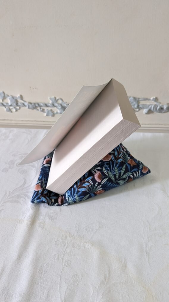 Support livre / liseuse de forme berlingot, feuilles ginko – Image 3