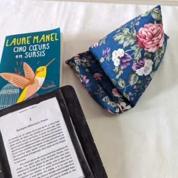 Support livre / liseuse de forme berlingot, des roses ,des pensées fond bleu