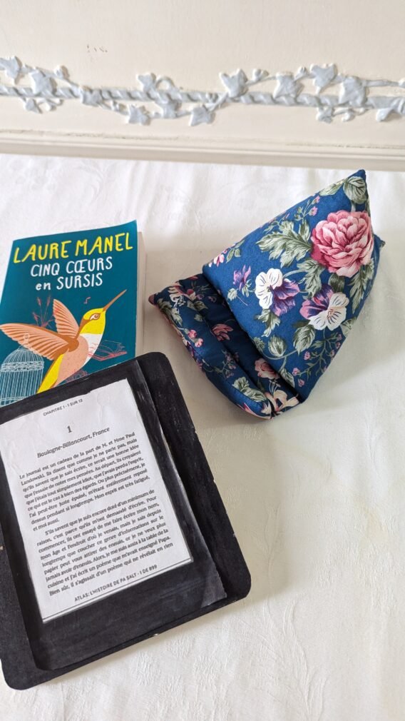 Support livre / liseuse de forme berlingot, des roses ,des pensées fond bleu
