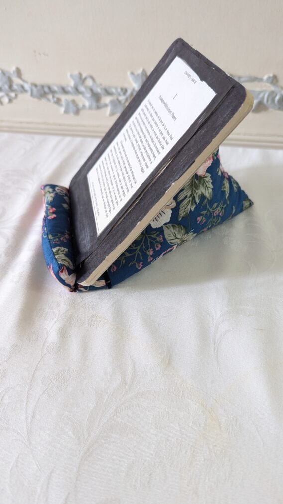 Support livre / liseuse de forme berlingot, des roses ,des pensées fond bleu – Image 4