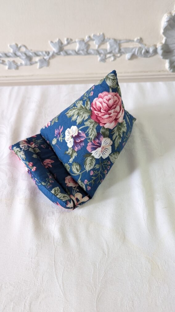 Support livre / liseuse de forme berlingot, des roses ,des pensées fond bleu – Image 3