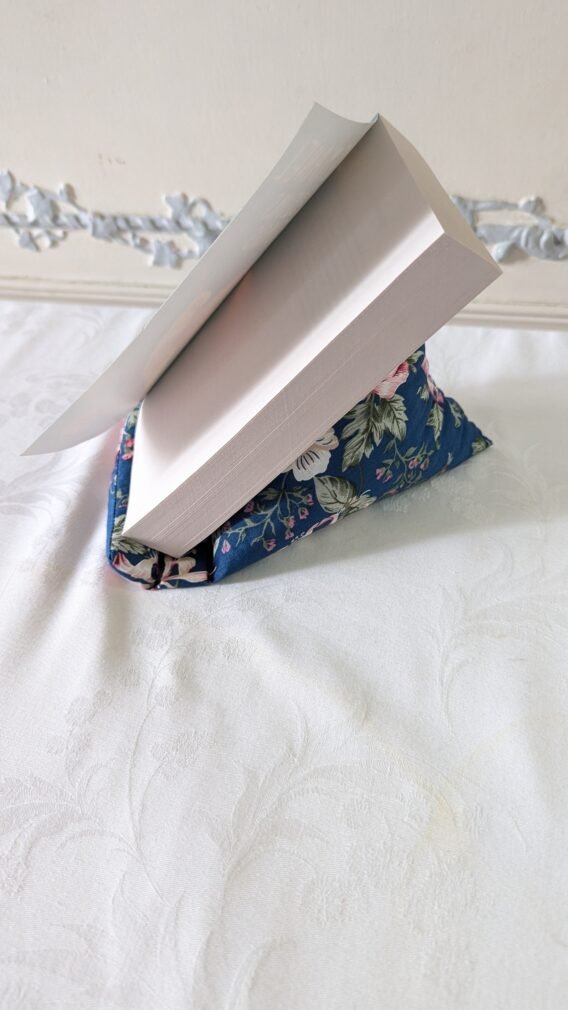 Support livre / liseuse de forme berlingot, des roses ,des pensées fond bleu – Image 2