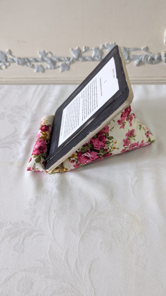 Support livre /liseuse  de forme berlingot, shabby chic fleurs roses – Image 2