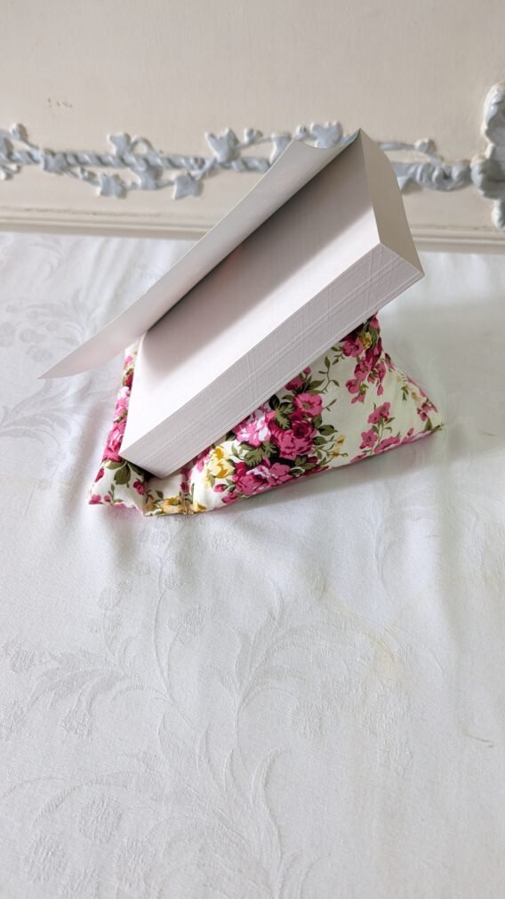 Support livre /liseuse  de forme berlingot, shabby chic fleurs roses – Image 4