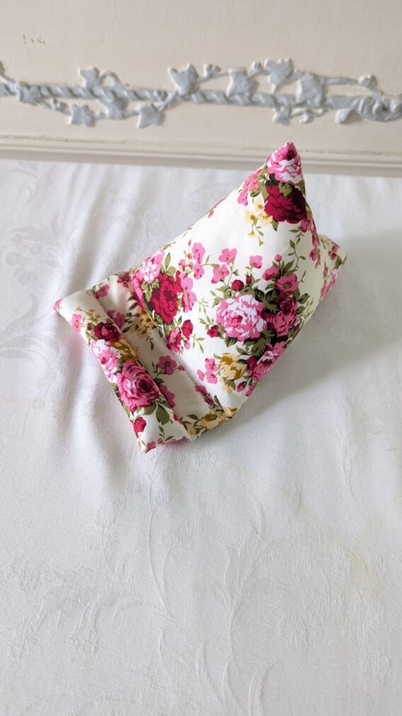 Support livre /liseuse  de forme berlingot, shabby chic fleurs roses – Image 3
