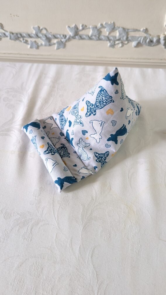 Support livre/ liseuse de forme berlingot, des chiens tons bleus – Image 4