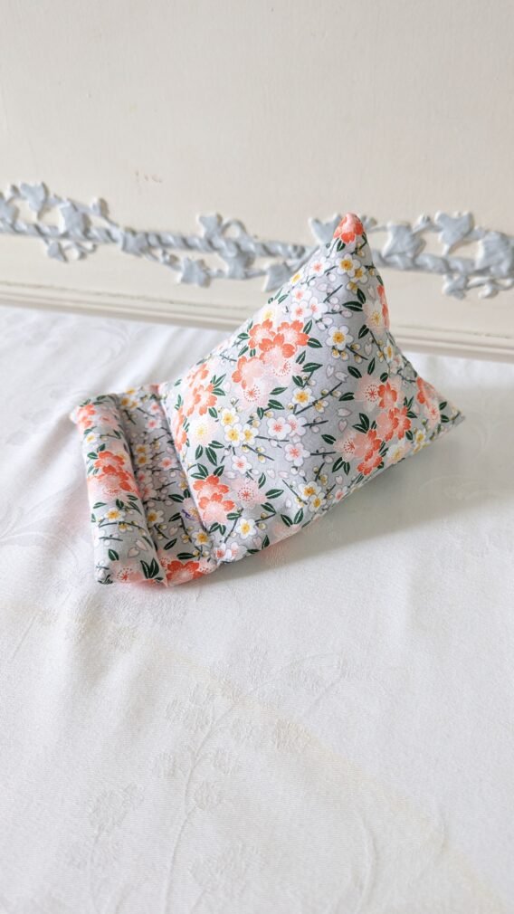 Support livre/ liseuse de forme berlingot, petites fleurs oranges / blanches – Image 4