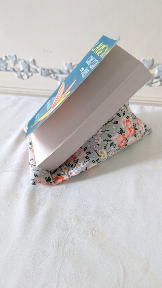 Support livre/ liseuse de forme berlingot, petites fleurs oranges / blanches – Image 3