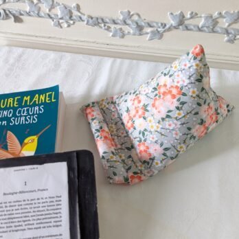Support livre/ liseuse de forme berlingot, petites fleurs oranges / blanches