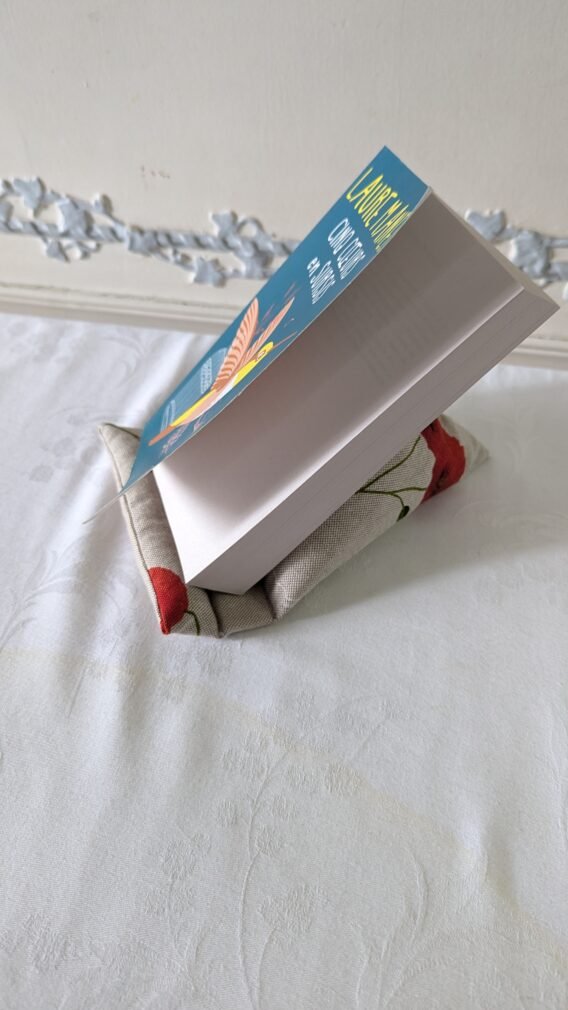 Support livre / liseuse ,de forme berlingot, des  coquelicots – Image 2