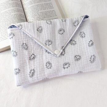 Pochette  livre format poche en double gaze de coton ,rembourrée , des hérissons