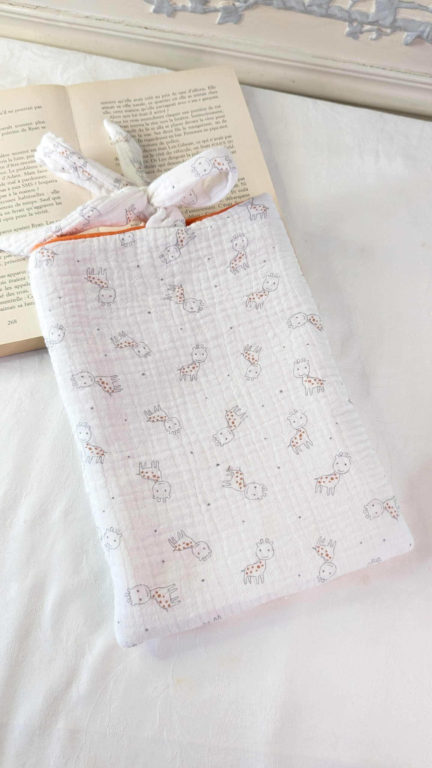 Pochette livre format broché en double gaze de coton ,rembourrée ,des Girafes