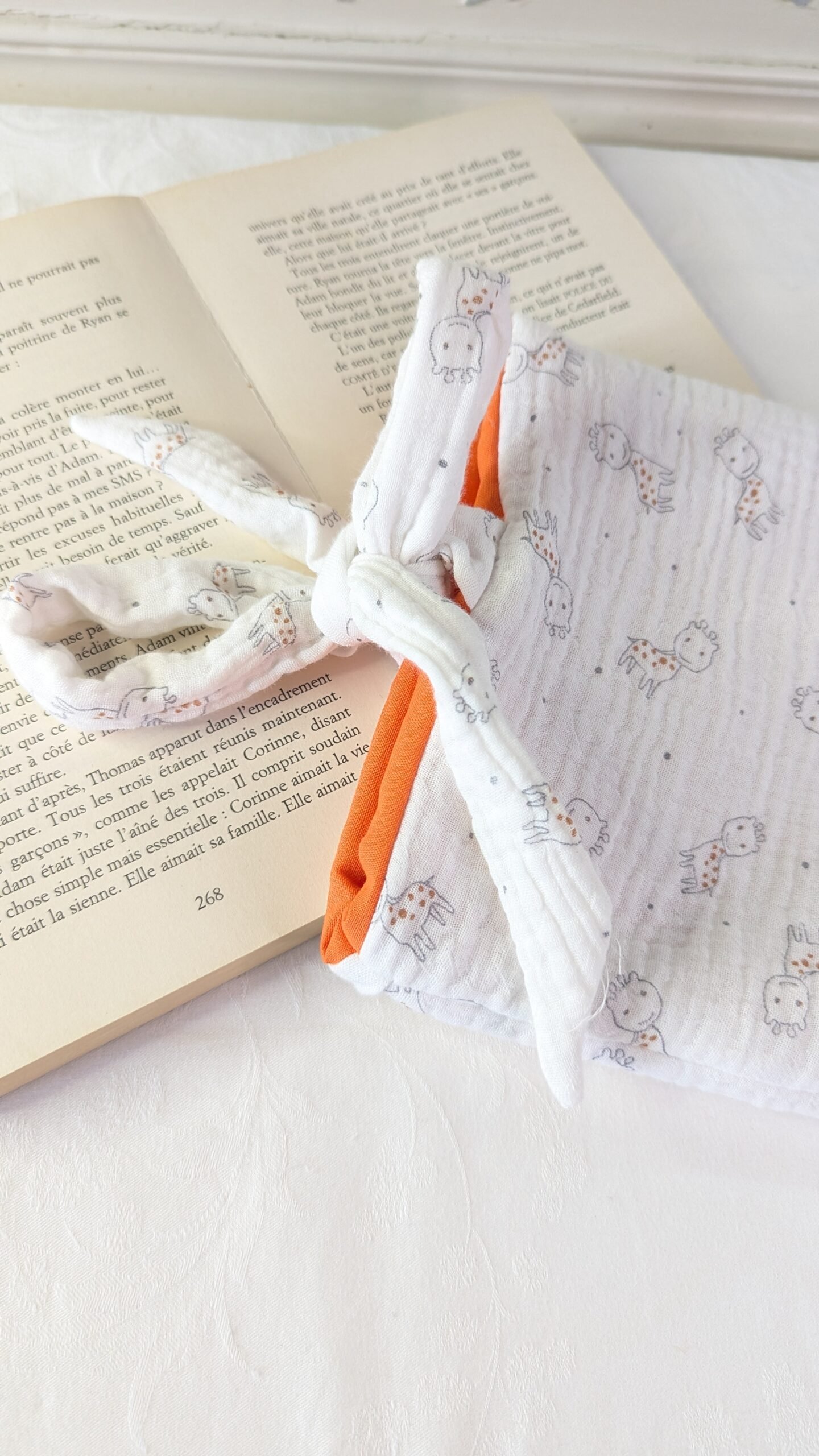 Pochette livre format broché en double gaze de coton ,rembourrée ,des Girafes – Image 2