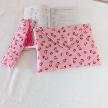 Protège livre format poche ,  roses rouges / fond rose avec MP assorti