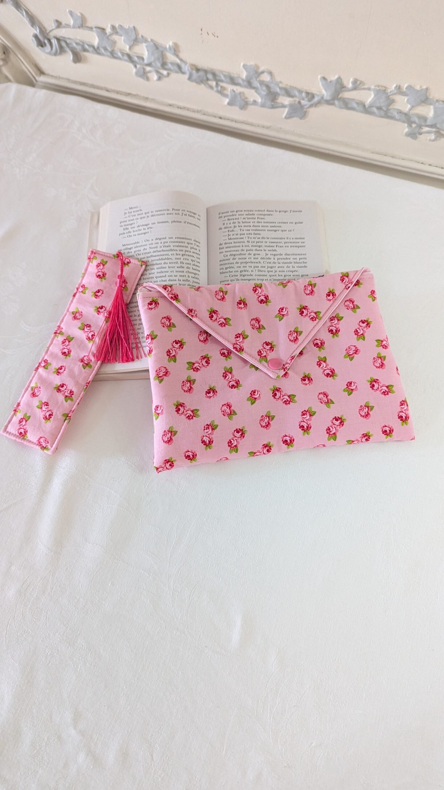 Protège livre format poche , roses rouges / fond rose avec MP assorti