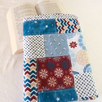 Protège livre format poche , patchwork bleu/ blanc/rouge