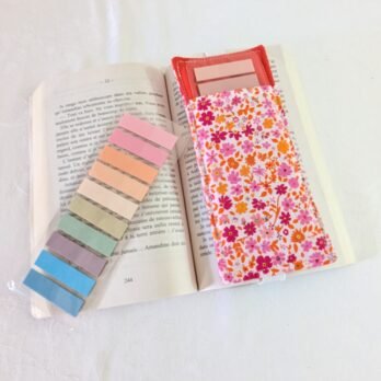 Etui pour stickers et ou crayons ,MP , élastique, des petites fleurs roses/ oranges