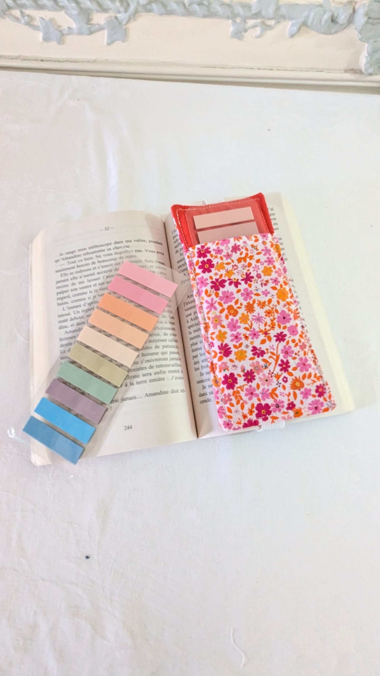Etui pour stickers et ou crayons ,MP , élastique, des petites fleurs roses/ oranges
