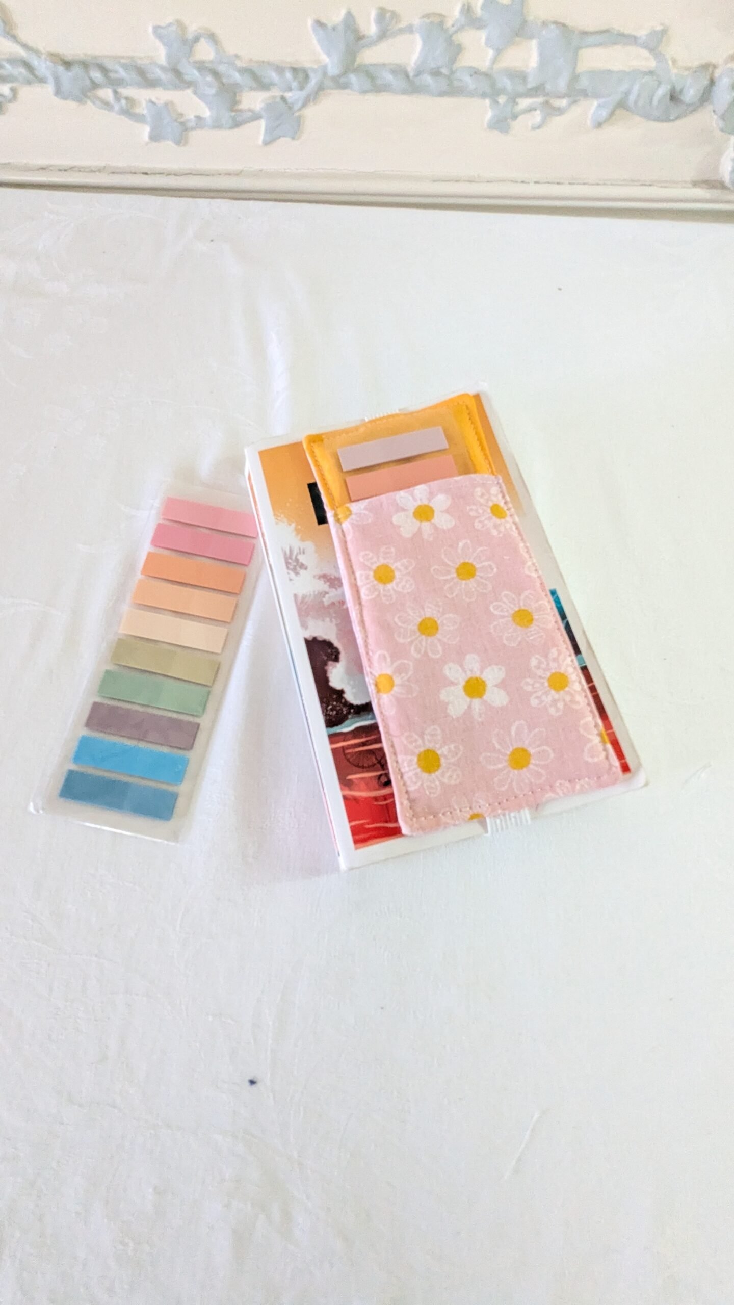 Etui pour stickers et ou crayons ,MP , élastique, des marguerites – Image 2