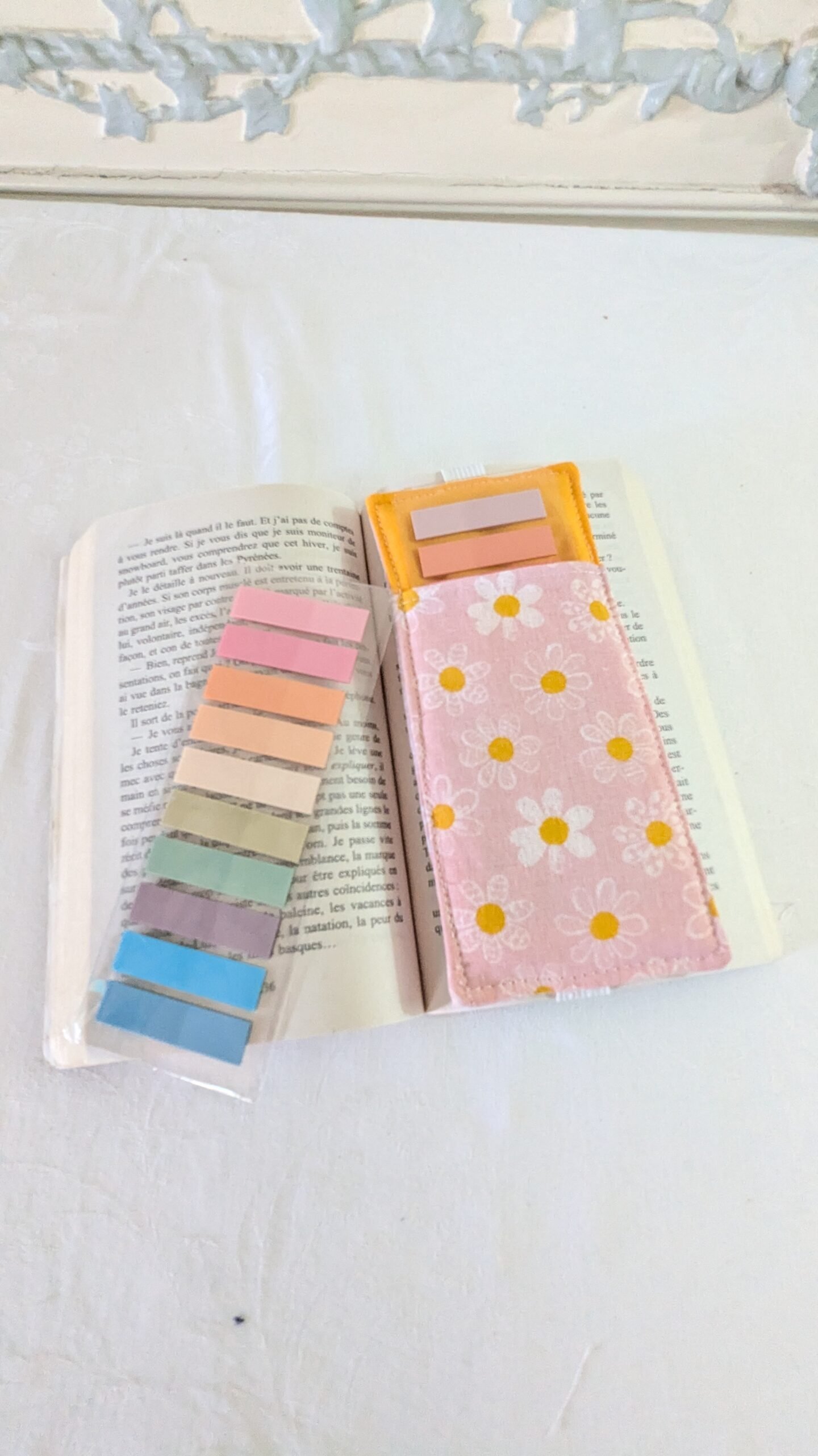 Etui pour stickers et ou crayons ,MP , élastique, des marguerites