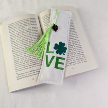 Marque page , en coton , rembourré, avec pompon , LOVE