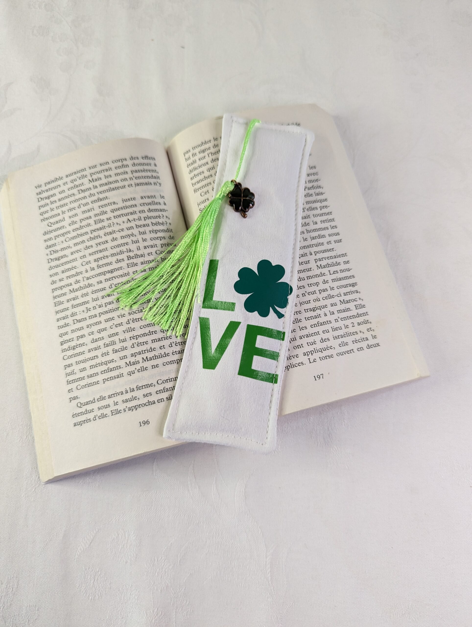 Marque page , en coton , rembourré, avec pompon , LOVE