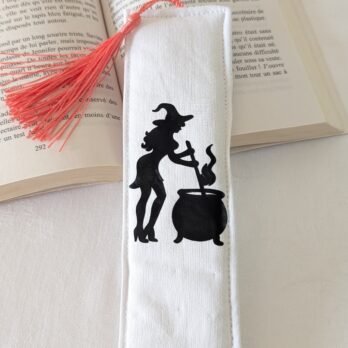 Marque page , en coton , rembourré, avec pompon , sorcière et chaudron