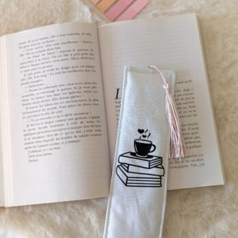 Marque page , en coton , rembourré, avec pompon violet ,livres tasse fumante