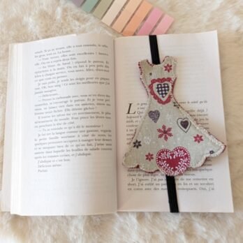 1 marque- page  modèle robe  coeurs
