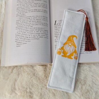 Marque page , en coton , rembourré, avec pompon ,un gnome