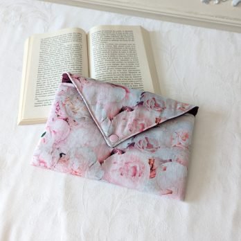Pochette  livre format poche ,rembourrée , des roses pastel