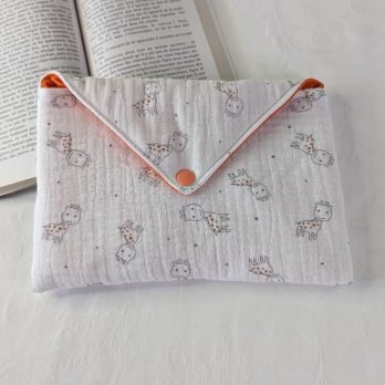 Pochette  livre format poche en double gaze de coton ,rembourrée , des girafes