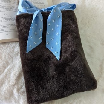 Protège livre format poche , pilou pilou marron/ bleu avec un noeud