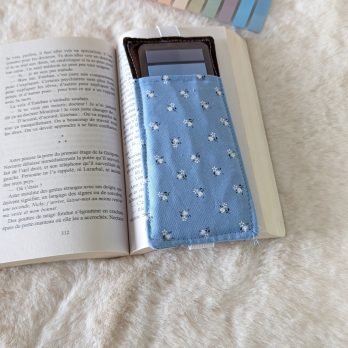 Etui pour stickers et ou crayons ,MP , élastique, bleu petites fleurs blanches