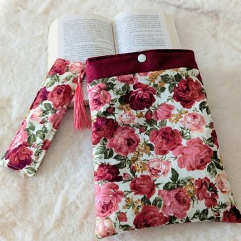 Protège livre format poche , des roses bordeaux+ MP assorti