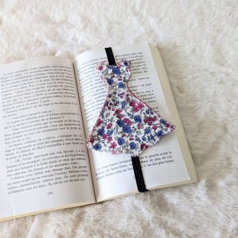 1 marque- page  modèle robe  liberty bleu / bordeaux