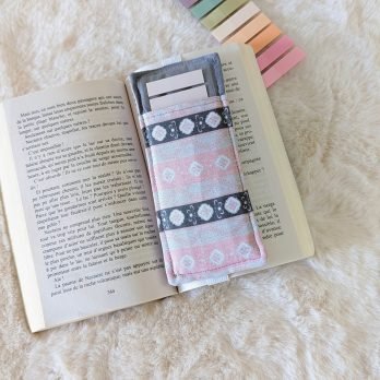 Etui pour stickers et ou crayons ,MP , élastique, tissu rose/ gris