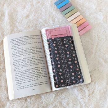 Etui pour stickers et ou crayons ,MP , élastique, tissu petits coeurs roses fond gris