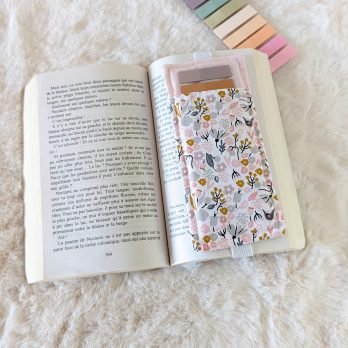 Etui pour stickers et ou crayons ,MP , élastique, tissu petites fleurs roses / grises
