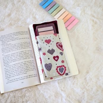 Etui pour stickers et ou crayons ,MP , élastique, tissu coeurs