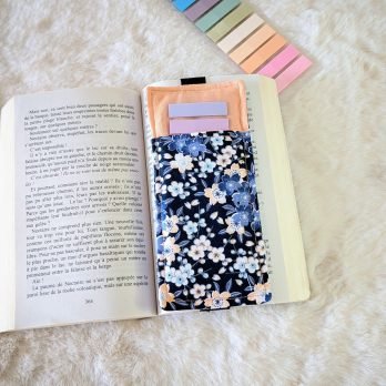 Etui pour stickers et ou crayons ,MP , élastique, tissu fleurs fond bleu