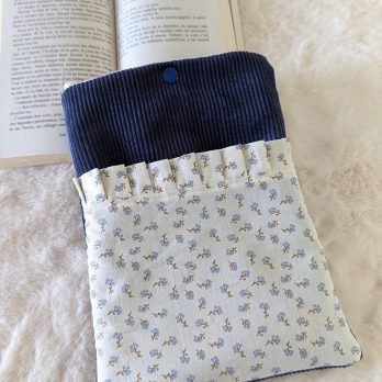 Protège livre format poche , avec poche velours marine petites fleurs bleues